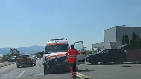 Accident grav la Braşov, o ambulanţă cu pacient a fost lovită în plin. Accident cu cinci maşini la Bacău. microbuz ieşit în decor la Cluj