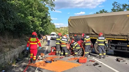 Val de accidente grave. Mașină prinsă între două TIR-uri, pe A0. Șoferul nu a avut nicio șansă / Carambol în Mureș, trei morţi şi patru răniţi