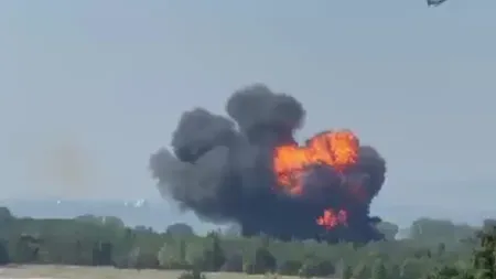 Avion prăbușit, imaginile de la fața locului arată o explozie urmată de două coloane groase de fum. Ministerul Apărării a deschis o anchetă VIDEO