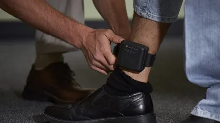 Polițist din Caransebeș, obligat de instanță să poarte brățară electronică. A fost emis un ordin de protecție pentru trei luni