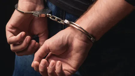 Procuror reţinut după ce a tras cu o armă în timp ce era imobilizat de poliţişti după un scandal. Avea la el și un cuțit
