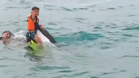 Un tată și fiii lui, salvați după 16 ore petrecute în largul mării, agățați de un skijet aproape scufundat