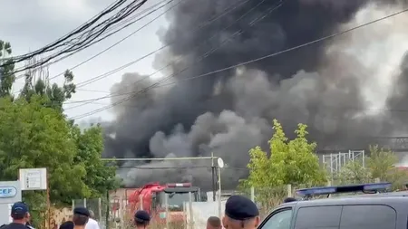 Incendiu violent în apropierea rafinăriei Lukoil din Ploieşti. Ard 1.500 mp de depozit