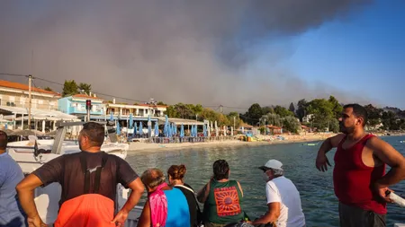 Români evacuați din Halkidiki, în șlapi și costume de baie după incendiile devastatoare