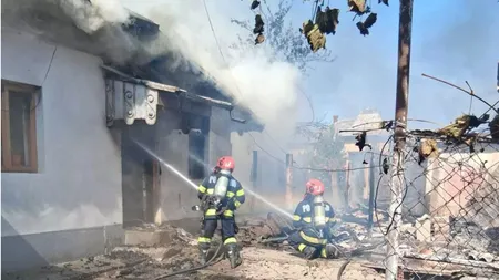 Misiune contracronometru în Vâlcea pentru un bărbat de 50 de ani care a vrut să-și pună capăt zilelor. A dat foc la casă și la anexe și s-a încuiat într-o magazie