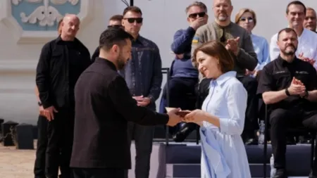 Maia Sandu, decorată la Kiev cu una dintre cele mai înalte distincții ale Ucrainei. Volodimir Zelenski i-a oferit Ordinul Cneaghinei Olga VIDEO