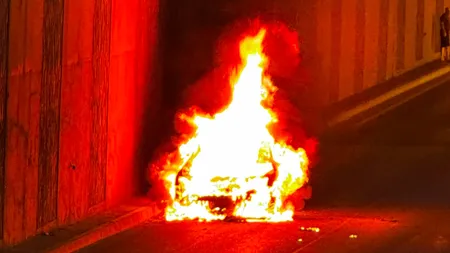 Mașină în flăcări în Pasajul Băneasa. Autoturismul în care se aflau trei persoane a explodat, iar pasajul a fost închis