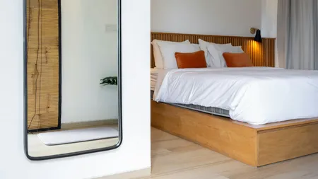 De ce să nu-ți pui oglindă în dormitor. Ce spun experții în feng shui și medicii despre această practică
