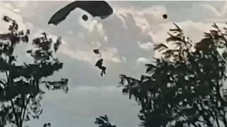 Militari răniți în timpul unui exercițiu de paraşutare la Târgu Mureș. Unul dintre ei a rămas agăţat în firele de înaltă tensiune VIDEO