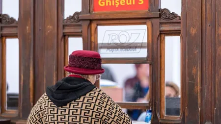 Când se plătesc pensiile în august 2026. Datele la care ajung banii prin Poșta Română și pe card