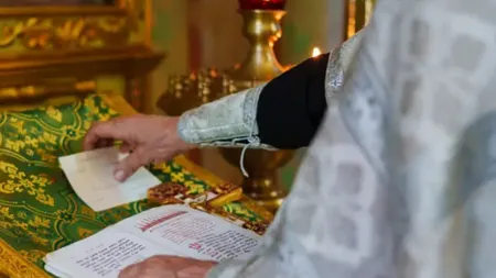 Îi place viața mai mult decât credința. Preot din Vaslui, dezbrăcat de haina monahală și făcut civil după ce a lăsat gravidă o enoriașă căsătorită. Femeia a născut gemeni
