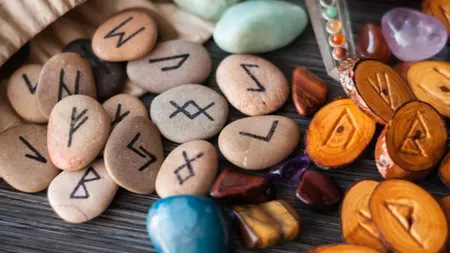 RUNE pe ZODII: 10-16 august 2026. Mâna destinului se așază peste aceste zodii. Ce mesaje primesc de la pietrele mistice?