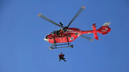 Doi alpiniști germani, tată și fiu, salvați din peretele Văii Albe. Salvamontiștii au folosit în premieră sistemul Lezard, fiind ajutați de un elicopter SMURD VIDEO