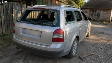 O adolsecentă de 17 ani din Sibiu a distrus cu toporul mașina fostului iubit. Tânăra susține că a fost provocată de bărbat, care i-ar fi spus că nu e tatăl copilului ei