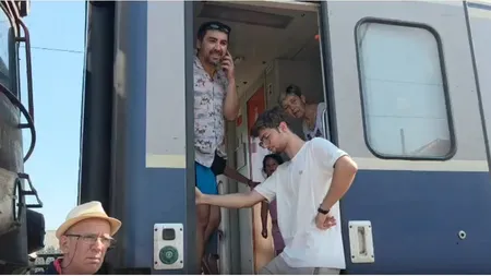 Calvar pentru pasagerii unui tren blocat ore bune pe caniculă din cauza întreruperii cu energie electrică