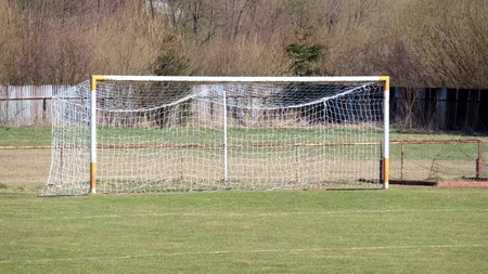 Incident grav pe un teren de sport din Dej. O poartă de fotbal a căzut peste un copil