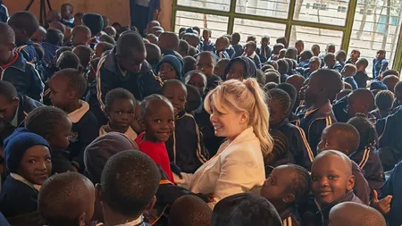Campanie umanitară românească la Nairobi, derulată de Asociația D.A.R. a jurnalistei Cristina Herea. Sute de copii din medii vulnerabile vor primi hrană timp de un an