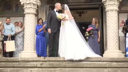 Alexandru Nazare s-a căsătorit cu artista de muzică populară Maria Mihali. Nașul celor doi este Kyriakos Pierrakakis, ministrul Economiei și Finanțelor din Grecia. Dress code-ul ales este 