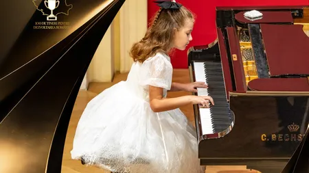 La doar 8 ani, mica pianistă Iliana Stanciu uimește publicul din Viena și Bangkok