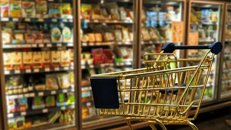 Alimentele, lumina și transportul se scumpesc din nou. Avertismentul specialiștilor: ”Nicio regiune nu este ferită, economia globală depășește așteptările”