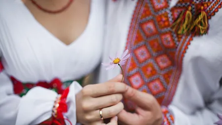 Un cuplu ucrainean s-a căsătorit deși un atac rusesc le-a distrus casa în ajunul nunții