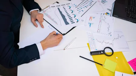 România, codașa Europei la credite acordate economiei. Viceguvernator BNR: ”Când statul cheltuie și se împrumută mai mult, dobânzile cresc, iar sectorul privat investește mai puțin”