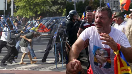 BILANȚ 47 de oameni duși la Poliție și un bărbat reținut după ce protestul legitim al oierilor a fost deturnat de huligani georgiști. Suveraniștii au aruncat cu borduri, au smuls flori din pământ și au rupt gardurile. Un bărbat a fost prins cu un cuțit de aproximativ 20 de centimetri: „Ar trebui 3-4 blocuri d-astea să le dăm foc. Îi dăm foc deseară, ne încălzim la el” VIDEO