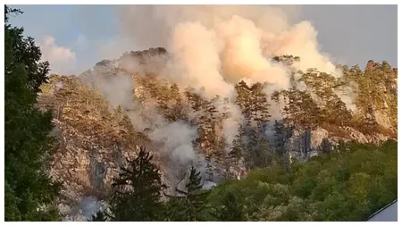 DN 67D, închis din nou după ce focul s-a apropiat de șosea. Autoritățile se chinuie de aproape o lună să stingă incendiul de la Băile Herculane