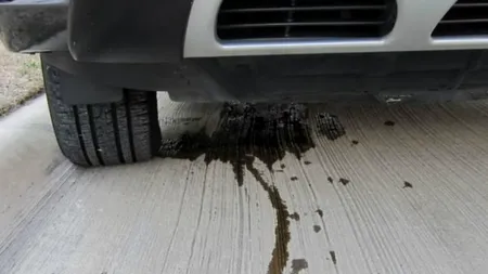 Ce este pata de lichid pe care o vezi sub mașină după ce oprești motorul. Culoarea și mirosul îți pot spune dacă este o problemă gravă
