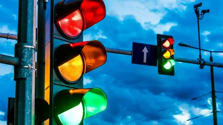 Poți lua amendă chiar dacă treci pe verde la semafor. Regula pe care mulți șoferi o încalcă