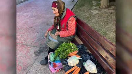 La 80 de ani, tanti Măria vinde zarzavaturi și legume pe o bancă. Copiii i-au plecat în străinătate, în căutarea unui trai mai bun: „Pensia este mică și trebuie să mă descurc”