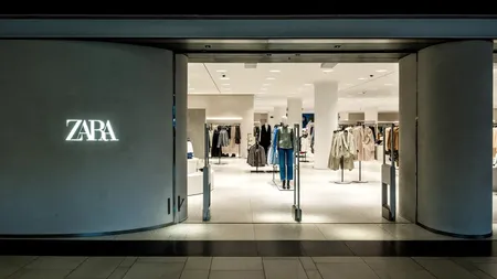 Zara închide zeci de magazine, dar un alt brand al Inditex se extinde. Gigantul spaniol își schimbă total strategia