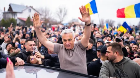 Susținătorii lui Călin Georgescu continuă protestul la Arestul Central. Și-au amenajat o zonă cu mâncare și băuturi calde