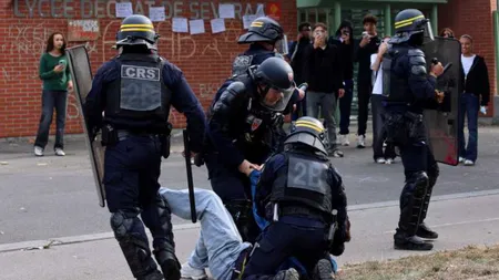 VIDEO Noi ciocniri violente între liceenii francezi și poliție, în timp ce protestele tinerilor se extind din Franța în Belgia