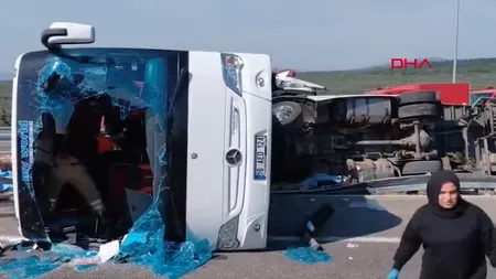 Tragedie pe o autostradă din Turcia. 11 oameni au murit, 27 sunt răniți după ce un autocar s-a ciocnit cu un camion și s-a răsturnat