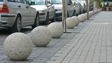 Care este rolul sferelor de beton de pe trotuare. Puțini știu de ce sunt amplasate în anumite locuri