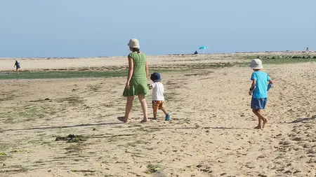 Amendă imensă pentru o mamă care și-a dus copiii în vacanță în timpul școlii. De ce spune femeia că sistemul este nedrept