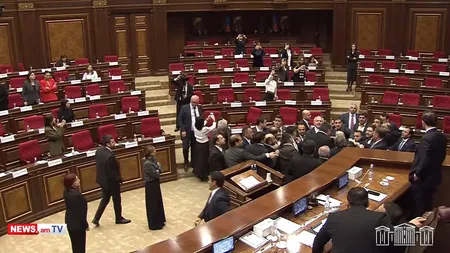 VIDEO Bătaie ca la Ruginoasa în Parlament. Aleşii puterii şi ai opoziţiei şi-au cărat pumni şi picioare şi au aruncat cu scaune în timpul fazei 