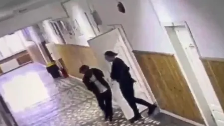 Noi măsuri după atacul cu cuțitul de la școala din Bistrița. Ce se va întâmpla cu profesoara înjunghiată de elev