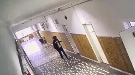Atacul din Bistriţa, copia fidelă a unui incident similar din Rusia. Adolescentul care a înjunghiat o profesoară şi un coleg, obsedat de astfel de atacuri