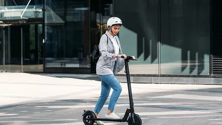 Casca de protecție ar putea deveni obligatorie pentru trotinetiști și bicicliști indiferent de vârstă. Legea a trecut de Senat