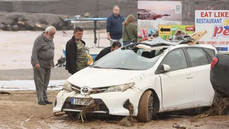Dezastru în Creta după ploile torențiale. Viiturile au luat mașini pe sus, localitățile au fost evacuate, iar opt oameni au rămas blocați în Cheile Samariei: „Situația este tragică în acest moment. Cerurile s-au deschis” VIDEO