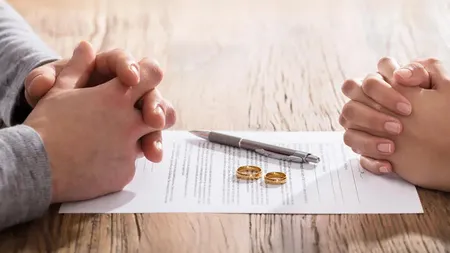 Cât costă un divorț în România în 2026? Ghidul complet: Taxe judiciare, onorarii de notar și tarife de avocat