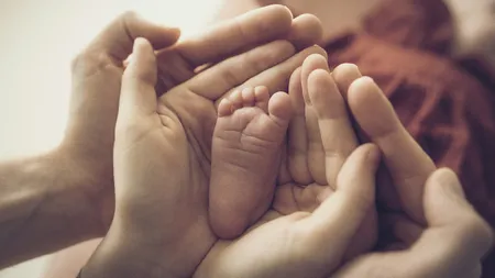 Indemnizație pentru românii care adoptă un copil. Cine poate primi banii, cum se calculează și ce acte sunt necesare