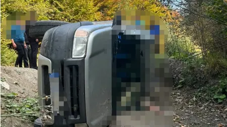 Doi soți de 78 și 80 de ani, găsiți morți într-o mașină răsturnată pe un drum forestier. Aceștia erau dispăruți de trei zile