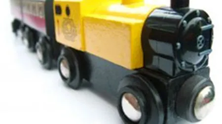 Piata jucariilor sta mai mult pe strada decat in magazine