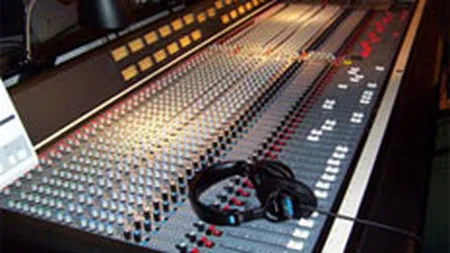 Warner a pierdut 17 mil. $ in urma scaderii vanzarilor de CD-uri cu muzica