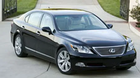 Masina Lexus costa 110.000 euro si previne accidentele