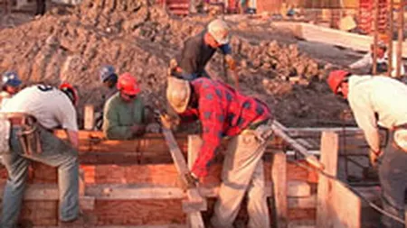 Constructorii pluseaza: salariu dublu din 2008 pentru muncitorii calificati
