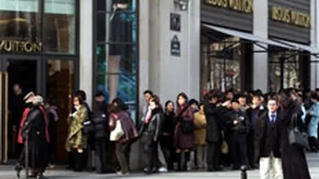 Parisul atrage sute de turisti chinezi pe zi pentru shopping